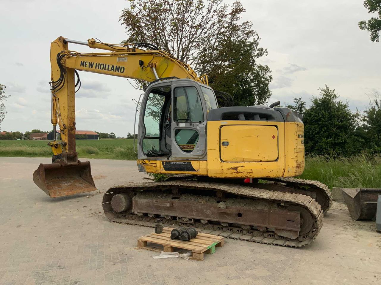 New Holland Kobelco E225BSR - Excavadora de cadenas: foto 2 New Holland Kobelco E225BSR - Excavadora de cadenas: foto 2
