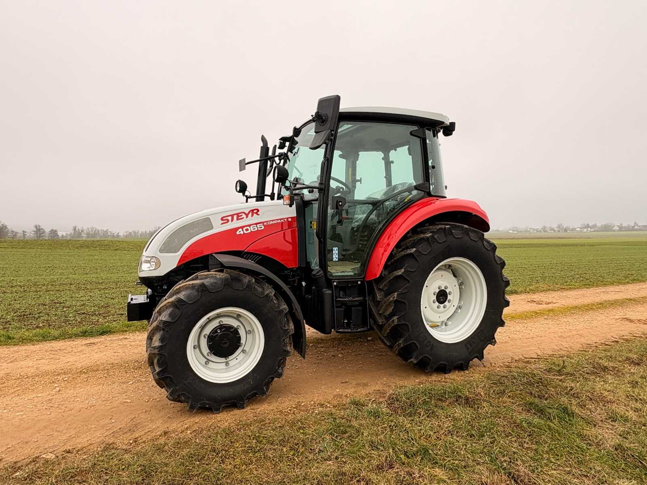 Tractor STEYR 4065 S - COMPACT ALL-WHEEL DRIVE TRACTOR (2022): foto 10 Tractor STEYR 4065 S - COMPACT ALL-WHEEL DRIVE TRACTOR (2022): foto 10