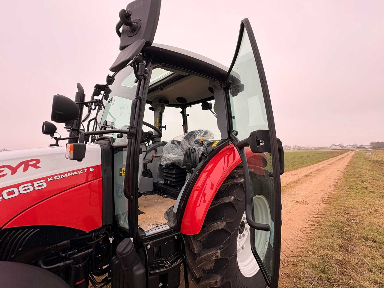 Tractor STEYR 4065 S - COMPACT ALL-WHEEL DRIVE TRACTOR (2022): foto 47 Tractor STEYR 4065 S - COMPACT ALL-WHEEL DRIVE TRACTOR (2022): foto 47