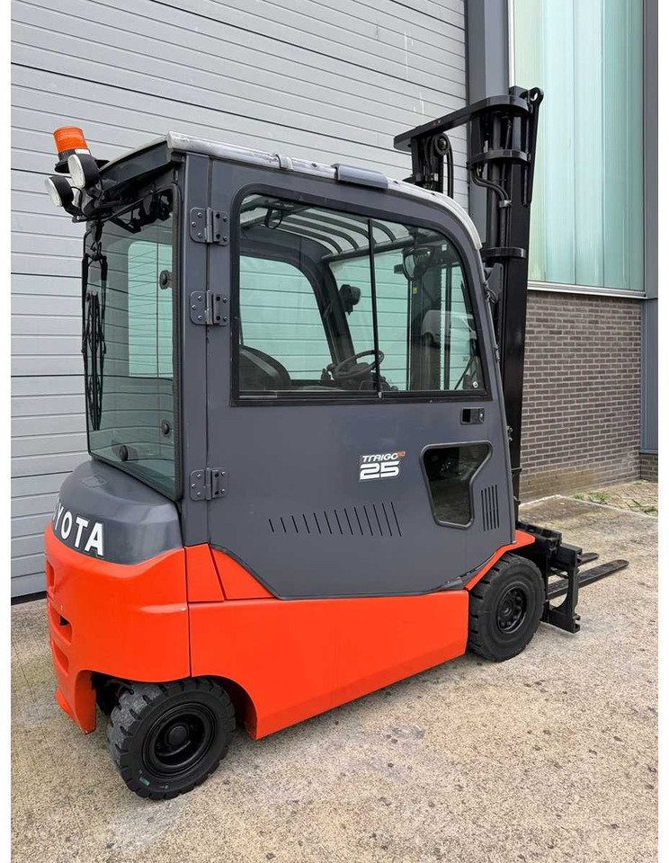 TOYOTA - 2013 - 8-FBMT-25 - FORK POSITIONER, SIDE-SHIFT - FORKLIFT - Carretilla elevadora: foto 4 TOYOTA - 2013 - 8-FBMT-25 - FORK POSITIONER, SIDE-SHIFT - FORKLIFT - Carretilla elevadora: foto 4