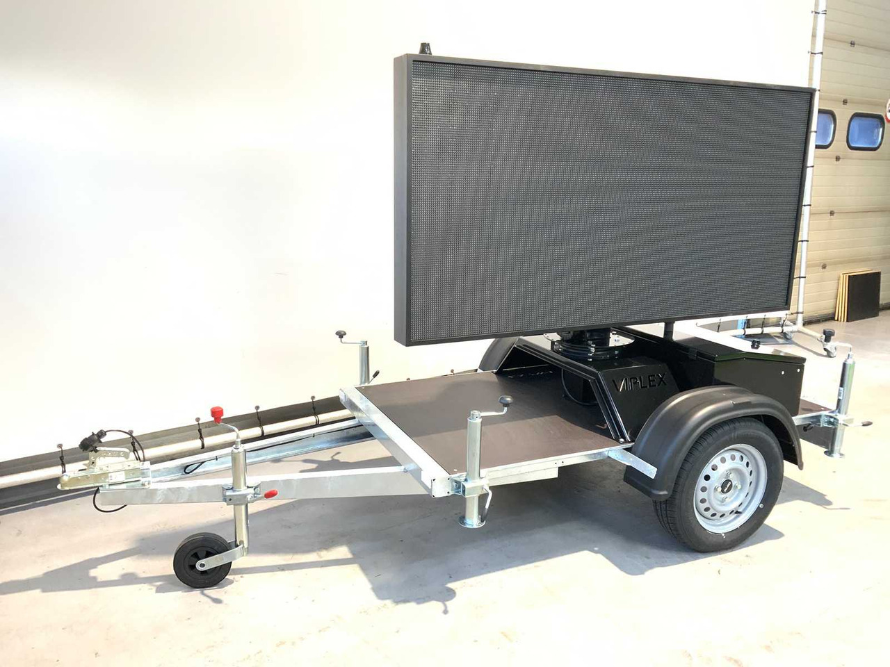Viplex tekstkar P8 ledscherm op aanhangwagen - Equipo de construcción, Remolque: foto 2 Viplex tekstkar P8 ledscherm op aanhangwagen - Equipo de construcción, Remolque: foto 2