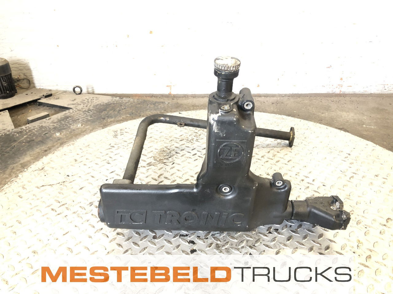 MAN Vloeistofreservoir WSK - Caja de cambios y piezas para Camión: foto 1 MAN Vloeistofreservoir WSK - Caja de cambios y piezas para Camión: foto 1