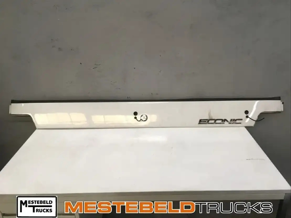 Mercedes-Benz Frontplaat boven grille - Cabina e interior para Camión: foto 1 Mercedes-Benz Frontplaat boven grille - Cabina e interior para Camión: foto 1