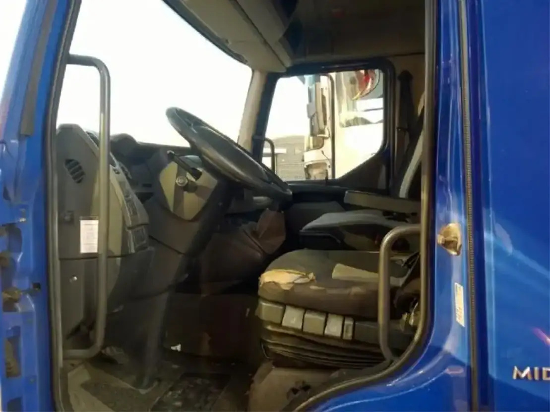 Renault C abine Midlum 220 DXI - Cabina e interior para Camión: foto 2 Renault C abine Midlum 220 DXI - Cabina e interior para Camión: foto 2