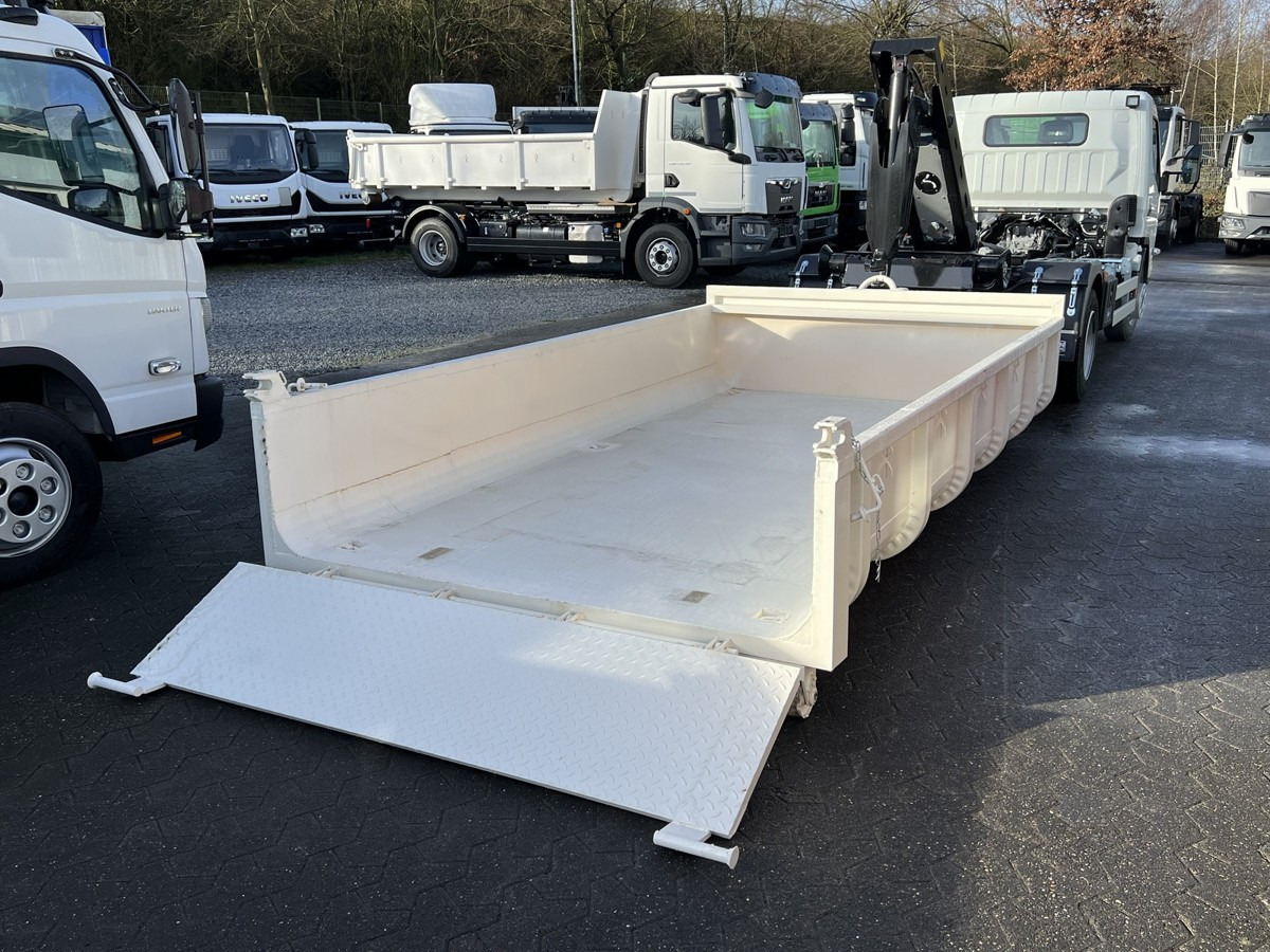 FUSO Canter FUSO 7C18 City Abrollkipper Miete - Camión multibasculante: foto 4 FUSO Canter FUSO 7C18 City Abrollkipper Miete - Camión multibasculante: foto 4