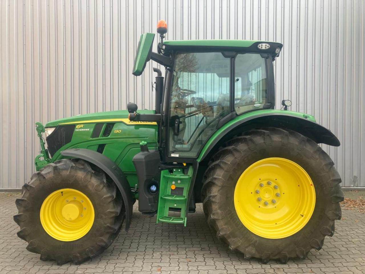 John Deere 6R 130 - Tractor: foto 1 John Deere 6R 130 - Tractor: foto 1