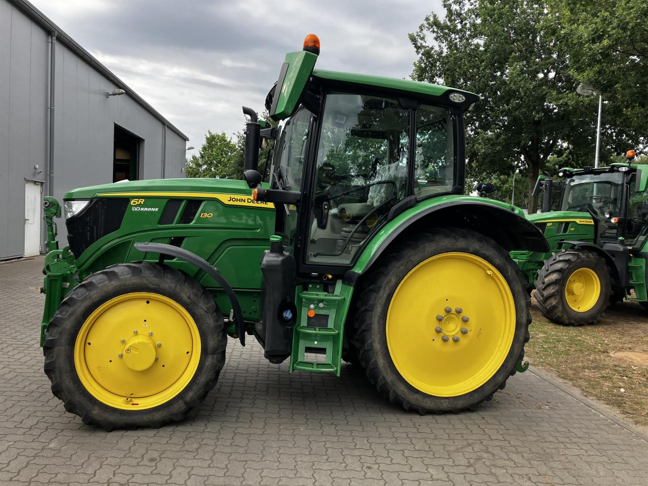 John Deere 6R 130 - Tractor: foto 1 John Deere 6R 130 - Tractor: foto 1