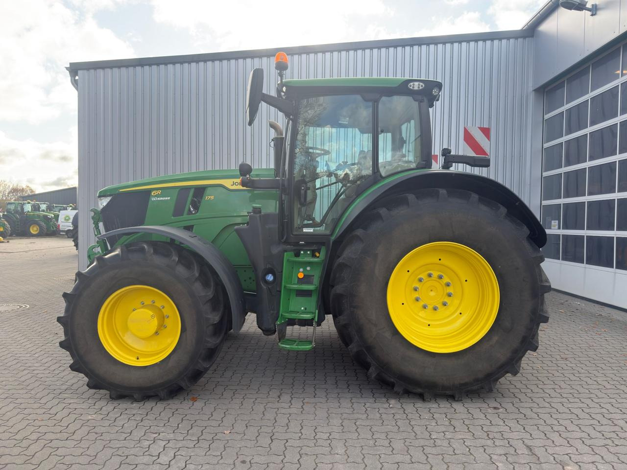 John Deere 6R 175 - Tractor: foto 1 John Deere 6R 175 - Tractor: foto 1