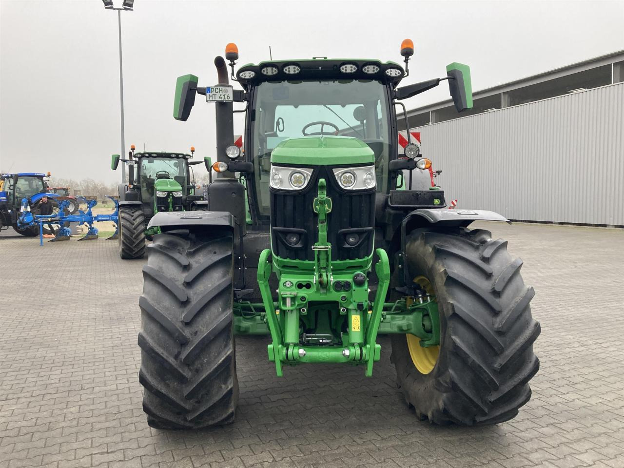 John Deere 6R 215 - Tractor: foto 1 John Deere 6R 215 - Tractor: foto 1