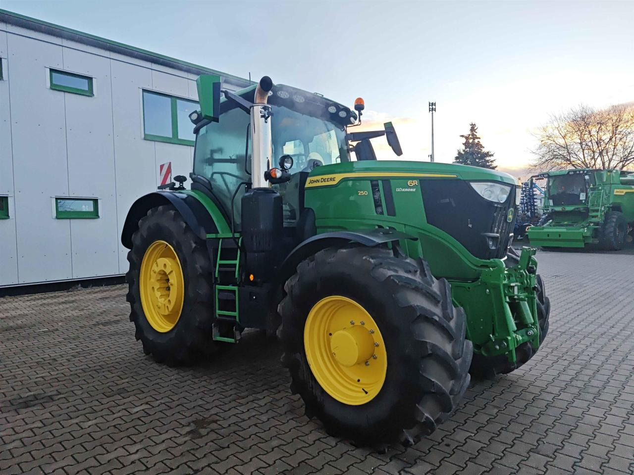 John Deere 6R 250 - Tractor: foto 1 John Deere 6R 250 - Tractor: foto 1