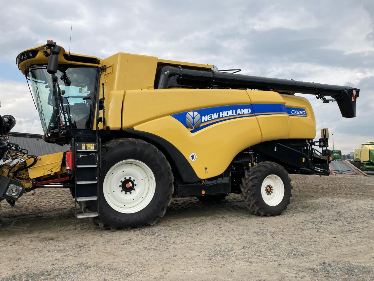 New Holland CX 8.90 - Cosechadora de granos: foto 1 New Holland CX 8.90 - Cosechadora de granos: foto 1