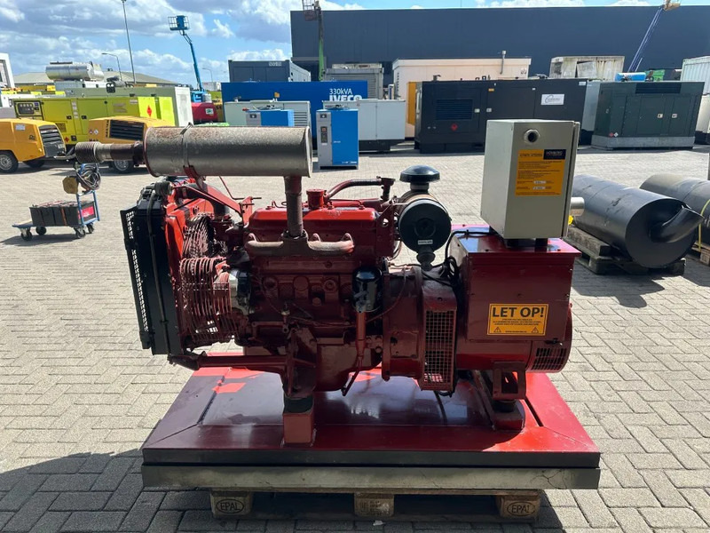 Iveco 8041 I 06.55 Leroy Somer 45 KVA noodstroom generatorset as New ! 104 hours - Generador industriale: foto 2 Iveco 8041 I 06.55 Leroy Somer 45 KVA noodstroom generatorset as New ! 104 hours - Generador industriale: foto 2