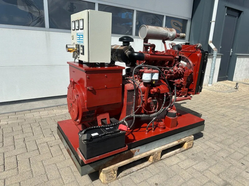 Iveco 8041 I 06.55 Leroy Somer 45 KVA noodstroom generatorset as New ! 104 hours - Generador industriale: foto 3 Iveco 8041 I 06.55 Leroy Somer 45 KVA noodstroom generatorset as New ! 104 hours - Generador industriale: foto 3