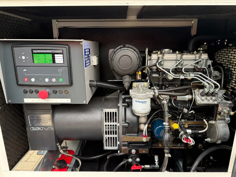 Perkins 403A-15 Mecc Alte Spa 17 kVA Silent generatorset as New ! 250 hours ! - Generador industriale: foto 2 Perkins 403A-15 Mecc Alte Spa 17 kVA Silent generatorset as New ! 250 hours ! - Generador industriale: foto 2