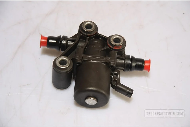 Mercedes-Benz Exhaust System Magneetklep AdBlue voorverwarm - Silenciador/ Sistema de escape para Camión: foto 1 Mercedes-Benz Exhaust System Magneetklep AdBlue voorverwarm - Silenciador/ Sistema de escape para Camión: foto 1