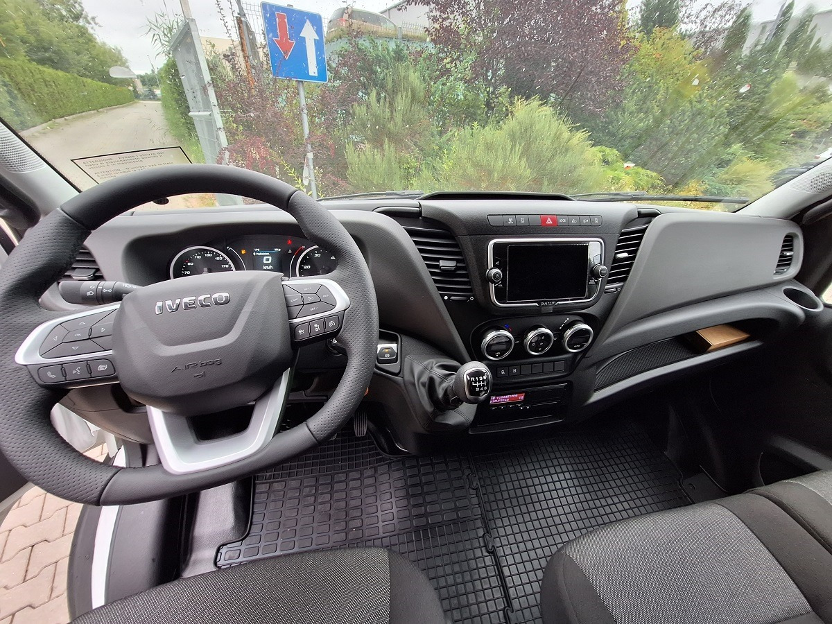 Iveco Daily 70C18A8 Backsleeper BÄR - Furgoneta con lona: foto 4 Iveco Daily 70C18A8 Backsleeper BÄR - Furgoneta con lona: foto 4