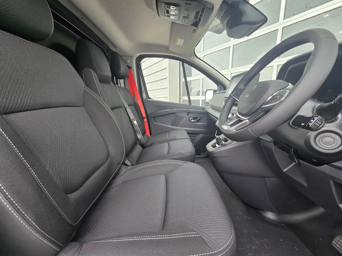 Furgón nuevo NEW Renault Trafic Exclusive 170BHP/150BHP Auto White: foto 9