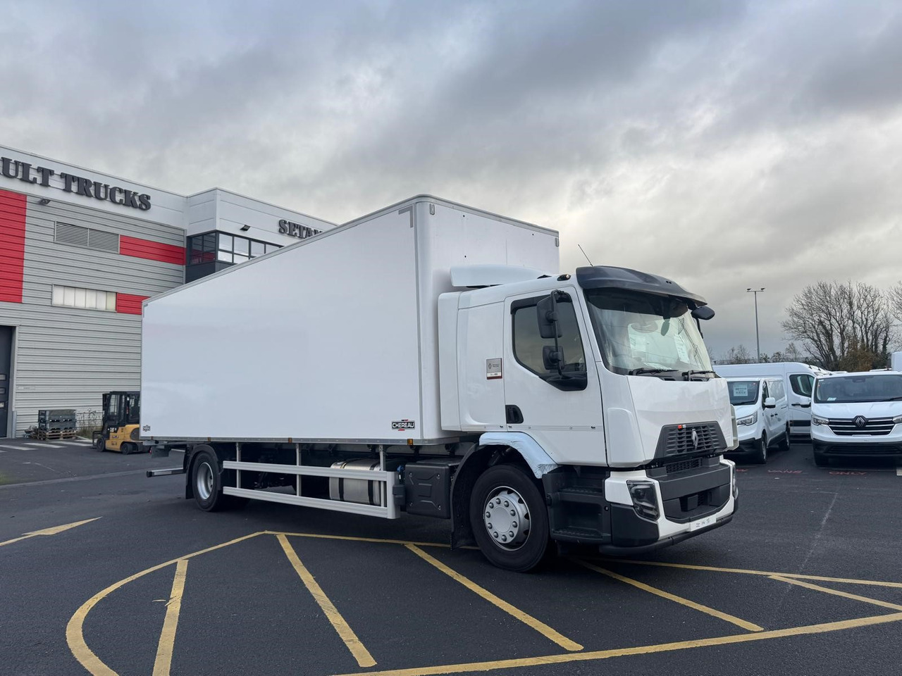 Camión caja cerrada Renault Trucks D 18 Wide 4×2 with Chereau Body: foto 9 Camión caja cerrada Renault Trucks D 18 Wide 4×2 with Chereau Body: foto 9