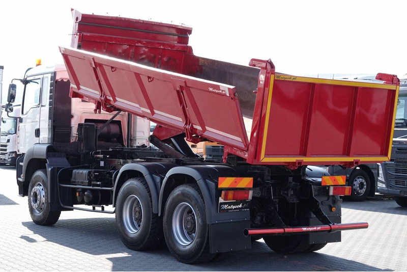 MAN TGA 33.390 / 6X4 / WYWROTKA 2 STRONNA / HYDROBURTA / MANUAL / SP - Camión volquete: foto 2 MAN TGA 33.390 / 6X4 / WYWROTKA 2 STRONNA / HYDROBURTA / MANUAL / SP - Camión volquete: foto 2