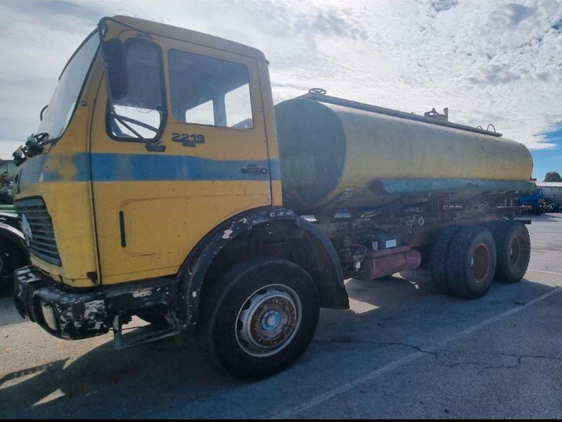 Mercedes-Benz 2219 6x4 Vízszállító Tartálykocsi - Camión cisterna: foto 3 Mercedes-Benz 2219 6x4 Vízszállító Tartálykocsi - Camión cisterna: foto 3