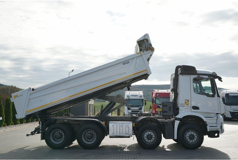 Mercedes-Benz AROCS 3243 / 8x4 / WYWROTKA DWUSTRONNA / HYDROBURTA / BORDMATIC - Camión volquete: foto 5 Mercedes-Benz AROCS 3243 / 8x4 / WYWROTKA DWUSTRONNA / HYDROBURTA / BORDMATIC - Camión volquete: foto 5