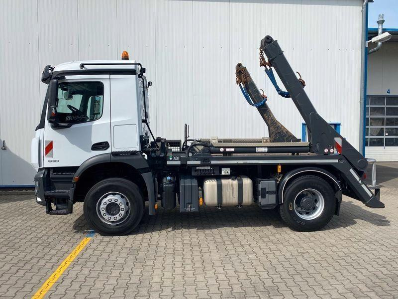 Mercedes-Benz Arocs 1830K - Camión portacontenedor de cadenas: foto 2 Mercedes-Benz Arocs 1830K - Camión portacontenedor de cadenas: foto 2