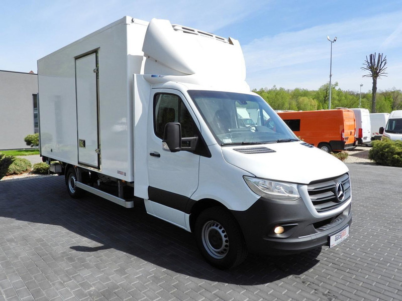 Mercedes-Benz SPRINTER 316 CHŁODNIA KONTENER 0*C WINDA 8 PALET TEMPOMAT PNEUMA - Camión frigorífico: foto 4 Mercedes-Benz SPRINTER 316 CHŁODNIA KONTENER 0*C WINDA 8 PALET TEMPOMAT PNEUMA - Camión frigorífico: foto 4