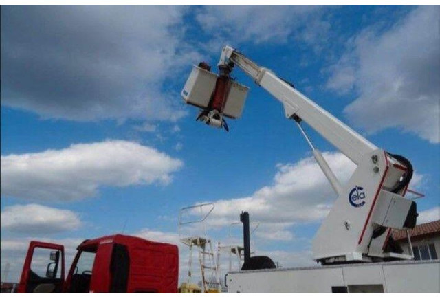 Renault KERAX 410.19 4x4 Emelőkosaras Cela 17m - Camión con plataforma elevadora: foto 4 Renault KERAX 410.19 4x4 Emelőkosaras Cela 17m - Camión con plataforma elevadora: foto 4