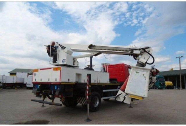 Renault KERAX 410.19 4x4 Emelőkosaras Cela 17m - Camión con plataforma elevadora: foto 5 Renault KERAX 410.19 4x4 Emelőkosaras Cela 17m - Camión con plataforma elevadora: foto 5