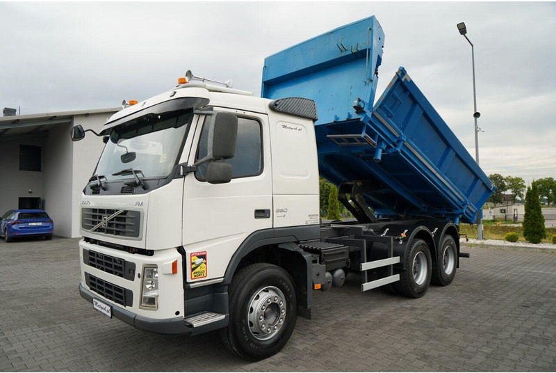 Volvo FM 360 / 6x4 / WYWROTKA DWUSTRONNA / HYDROBURTA / MANUAL / SPROW - Camión volquete: foto 2 Volvo FM 360 / 6x4 / WYWROTKA DWUSTRONNA / HYDROBURTA / MANUAL / SPROW - Camión volquete: foto 2