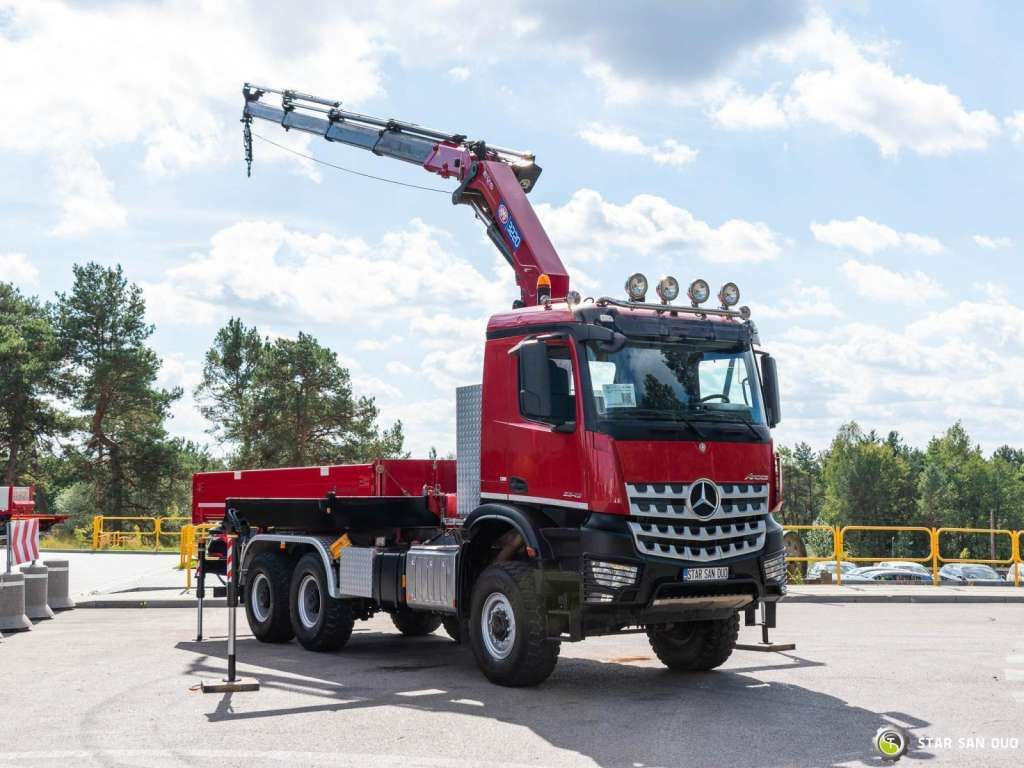 Mercedes-Benz AROCS 3345 6x6 HMF 3220 Winch Crane tipper - Camión grúa: foto 2 Mercedes-Benz AROCS 3345 6x6 HMF 3220 Winch Crane tipper - Camión grúa: foto 2