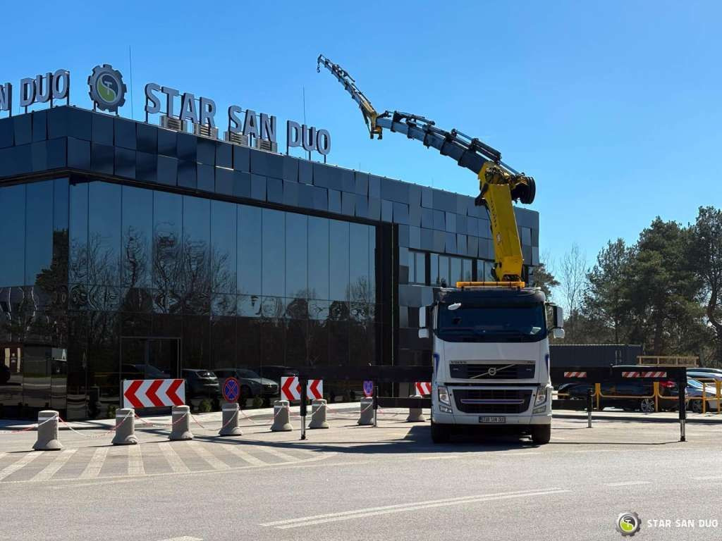 Volvo FH 520 8x4 HMF ODIN K6 EURO 5 FLY JIB Crane - Camión grúa: foto 2 Volvo FH 520 8x4 HMF ODIN K6 EURO 5 FLY JIB Crane - Camión grúa: foto 2