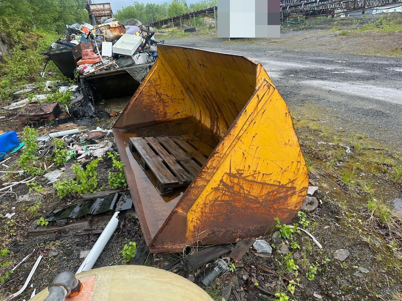 Hjullasterskuffe Har stått på en Hanomag 44C - Cazo cargador para Maquinaria de construcción: foto 1 Hjullasterskuffe Har stått på en Hanomag 44C - Cazo cargador para Maquinaria de construcción: foto 1