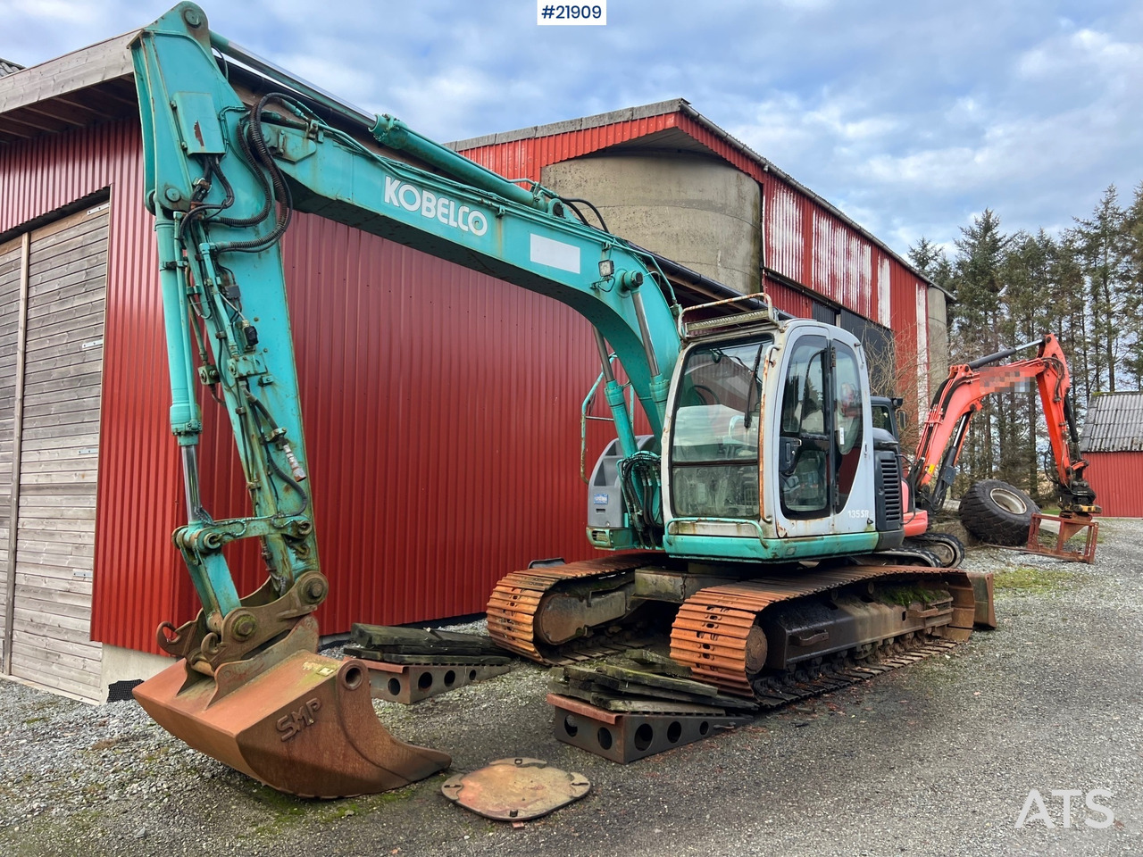 Kobelco sk135SRLC m/ pusseskuffe og graveskuffe - Excavadora de cadenas: foto 1 Kobelco sk135SRLC m/ pusseskuffe og graveskuffe - Excavadora de cadenas: foto 1