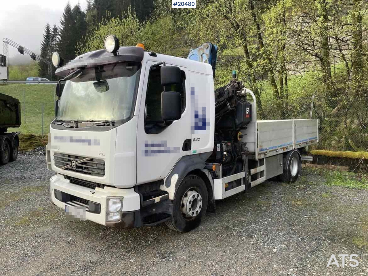 Volvo FL240 - Camión grúa, Camión caja abierta: foto 1 Volvo FL240 - Camión grúa, Camión caja abierta: foto 1