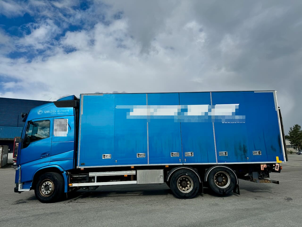 Volvo Fh540 6x2 skapbil m/ full sideåpning og lift - Camión caja cerrada: foto 2 Volvo Fh540 6x2 skapbil m/ full sideåpning og lift - Camión caja cerrada: foto 2