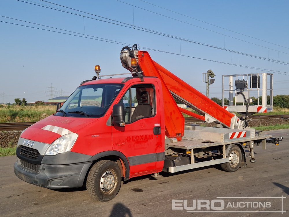 2012 Iveco 35S11 - Camión con plataforma elevadora: foto 1 2012 Iveco 35S11 - Camión con plataforma elevadora: foto 1