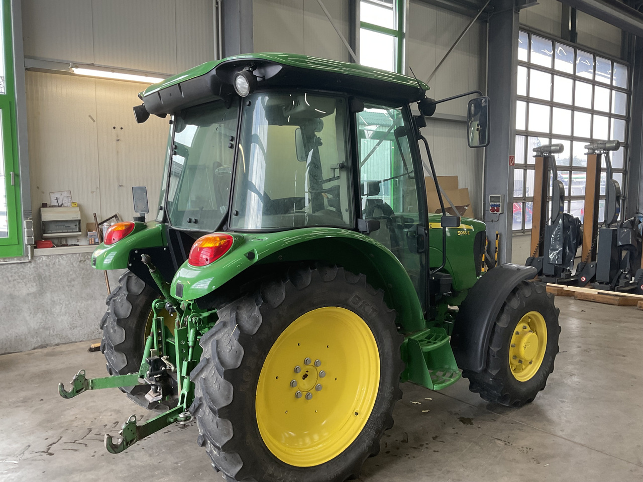 Tractor John Deere 5055 E: foto 9
