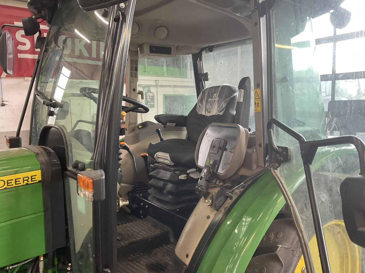 Tractor John Deere 5055 E: foto 6