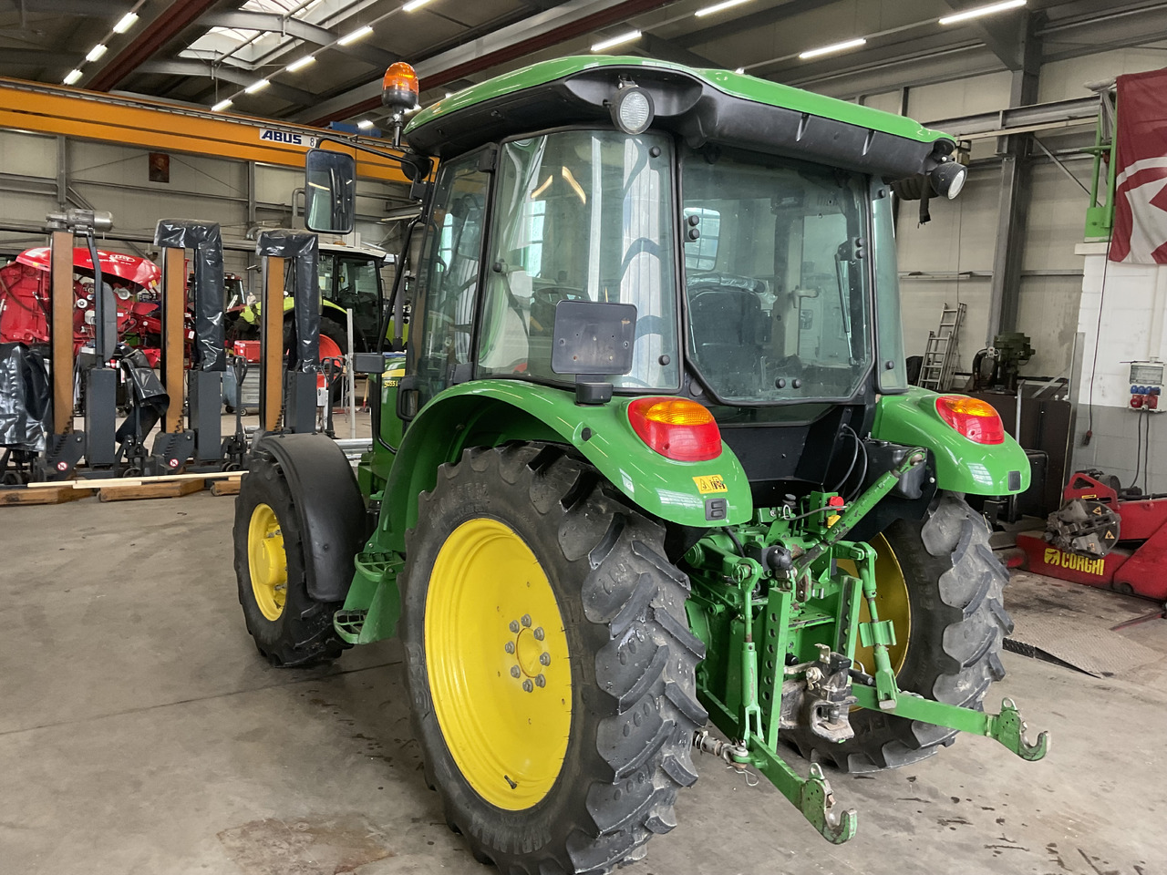 Tractor John Deere 5055 E: foto 10