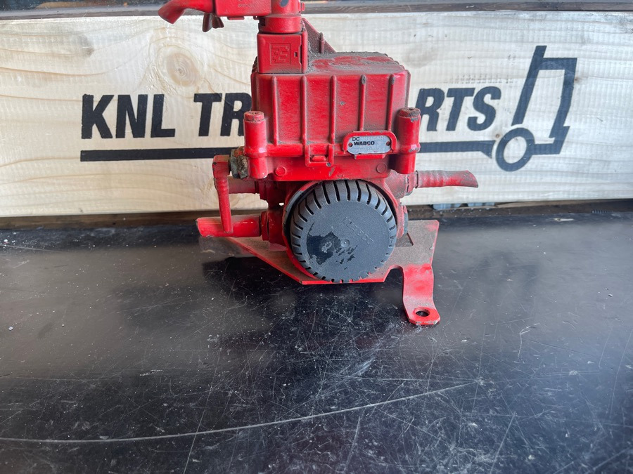 MERCEDES VALVE A0004296324 - Válvula de freno para Camión: foto 1 MERCEDES VALVE A0004296324 - Válvula de freno para Camión: foto 1