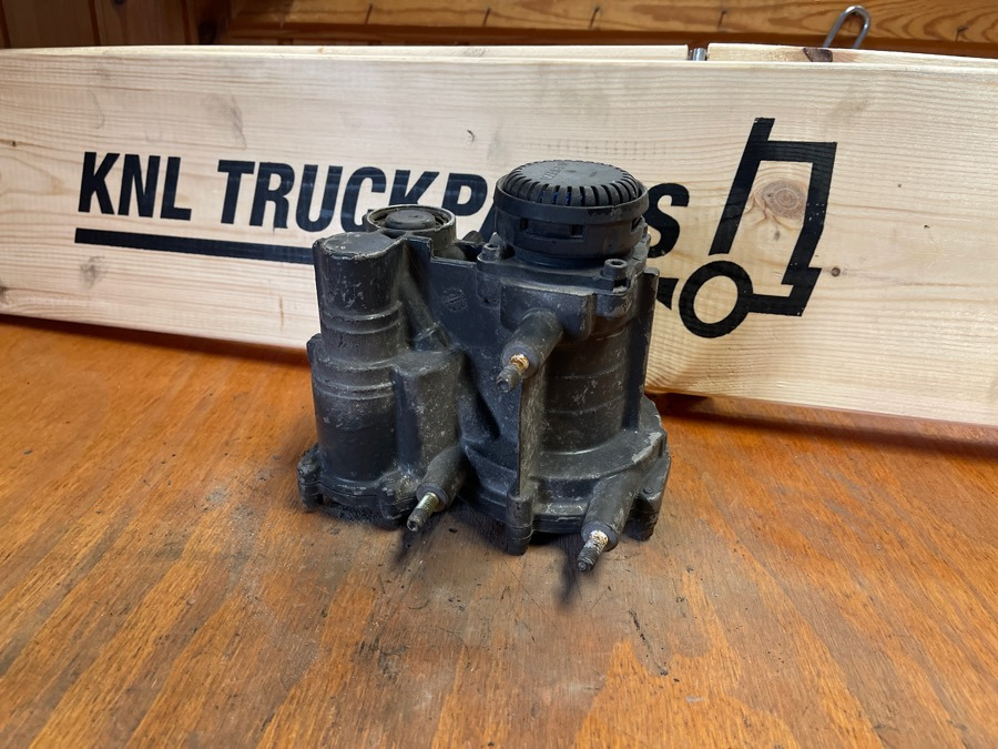 MERCEDES VALVE A0004318913 - Válvula de freno para Camión: foto 2 MERCEDES VALVE A0004318913 - Válvula de freno para Camión: foto 2