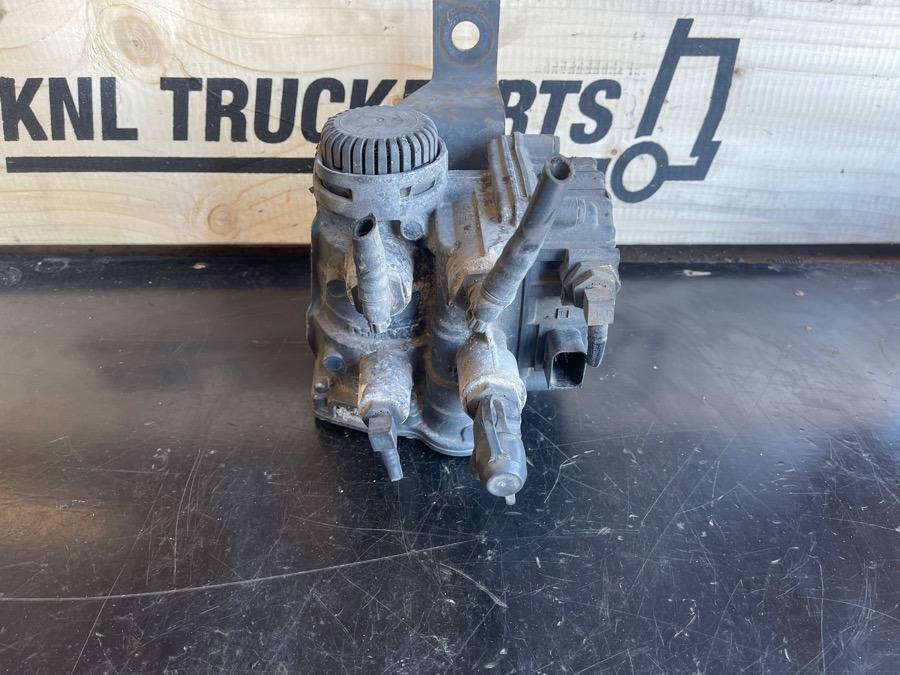 MERCEDES VALVE A0014311213 - Válvula de freno para Camión: foto 1 MERCEDES VALVE A0014311213 - Válvula de freno para Camión: foto 1