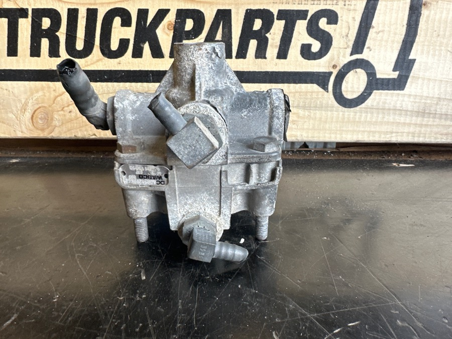 MERCEDES VALVE A0054299544 - Válvula de freno para Camión: foto 2 MERCEDES VALVE A0054299544 - Válvula de freno para Camión: foto 2