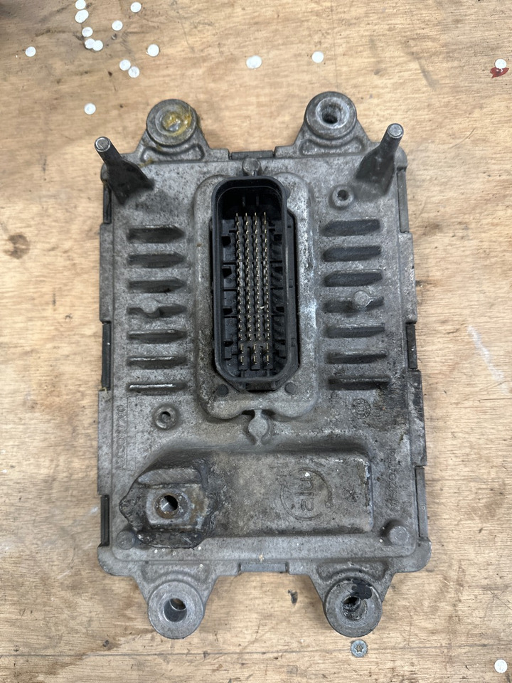 VOLVO ECU 21870075 P02 - Sistema eléctrico para Camión: foto 2 VOLVO ECU 21870075 P02 - Sistema eléctrico para Camión: foto 2