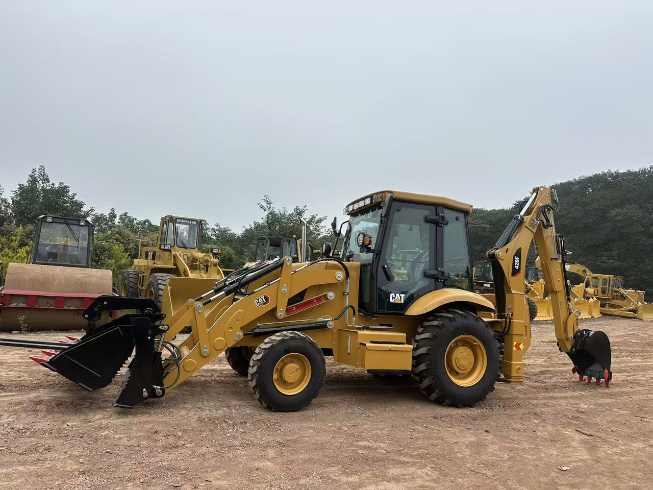 CATERPILLAR 420F2 - Retroexcavadora: foto 1 CATERPILLAR 420F2 - Retroexcavadora: foto 1