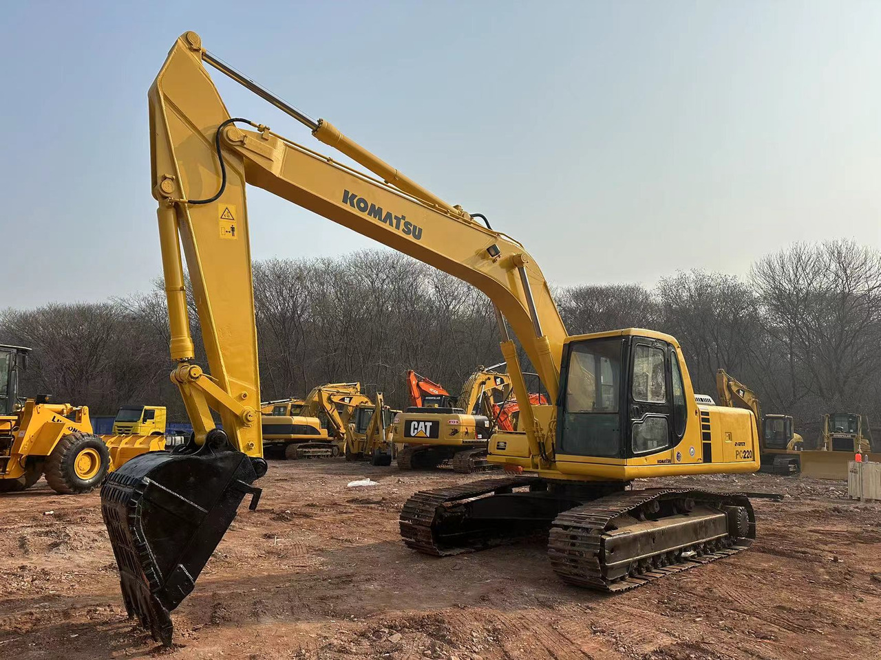 KOMATSU PC220-6 - Excavadora de cadenas: foto 2 KOMATSU PC220-6 - Excavadora de cadenas: foto 2