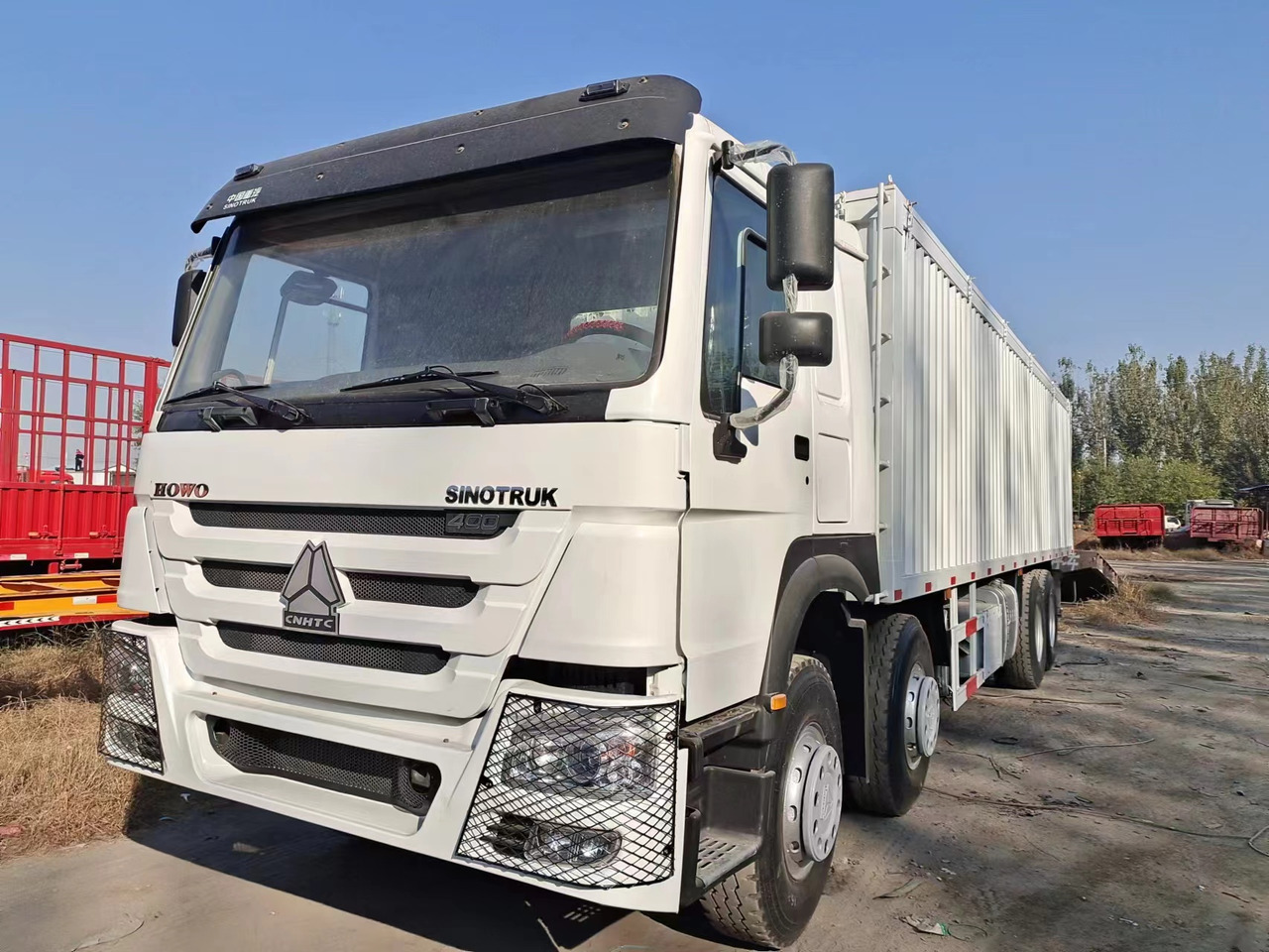 SINOTRUK 400 HOWO Box truck - Camión isotérmico: foto 2 SINOTRUK 400 HOWO Box truck - Camión isotérmico: foto 2