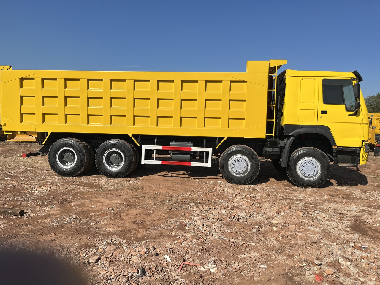 SINOTRUK HOWO 371 Dump Truck 8x4 - Camión volquete: foto 3 SINOTRUK HOWO 371 Dump Truck 8x4 - Camión volquete: foto 3