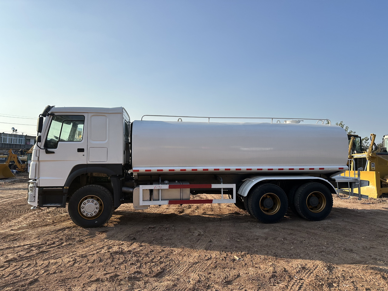 SINOTRUK HOWO 371 Water Tanker Truck - Camión cisterna: foto 5 SINOTRUK HOWO 371 Water Tanker Truck - Camión cisterna: foto 5